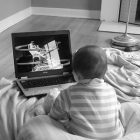 Bayi di depan laptop